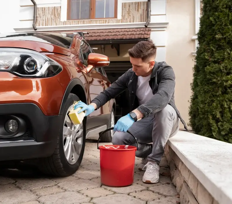 Lavage auto à domicile Saint-Pern : professionnel intervenant sur un véhicule